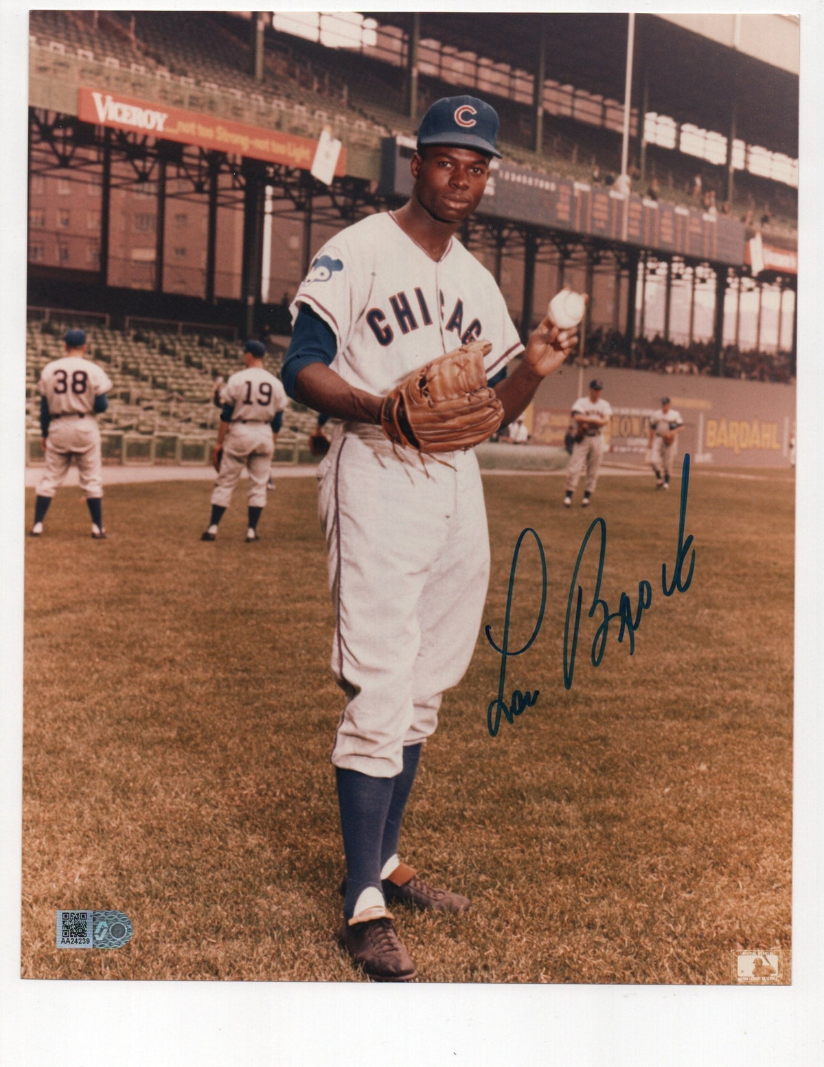 Lou Brock Signed 8x10 Photo (AIV AA24239)